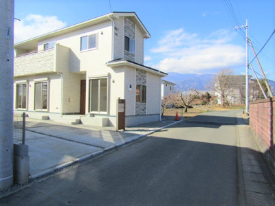 【前面道路含む現地写真】 | ブルーミングガーデンアルプス市飯野 | 前面道路含む現地写真です
【接道状況】北東側：公道約4ｍ