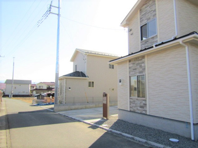 【前面道路含む現地写真】 | ブルーミングガーデンアルプス市飯野 | 前面道路含む現地写真です
【接道状況】北東側：公道約4ｍ