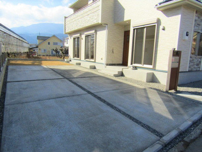 【駐車場】 | ブルーミングガーデンアルプス市飯野 | 広々としたカースペースあり！
4台駐車可能です♪（車種による）