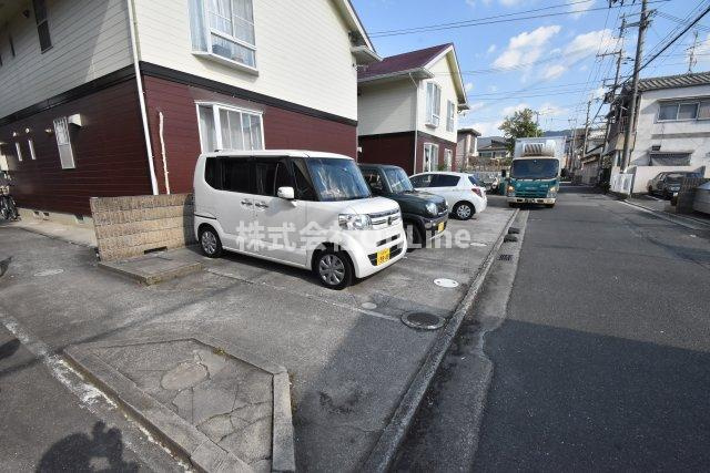 ベネルックスの駐車場