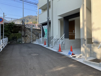 【前面道路含む現地写真】
