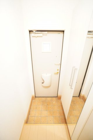 【玄関】 | サン・グレイス | ※同物件・反転タイプの写真です。