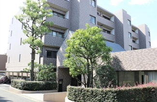 【外観】 | 総戸数２８戸、平成５年３月築、管理人は日勤勤務につき管理体制良好です♪