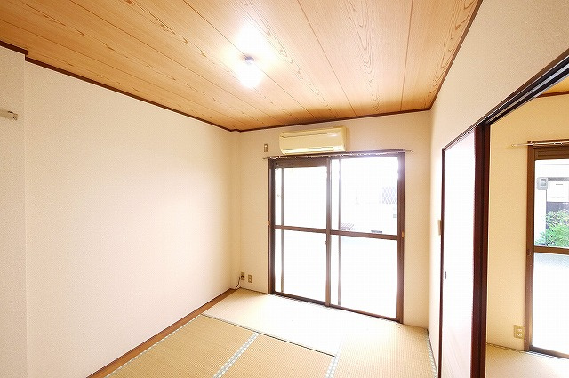 コスモハイツ東の和室|柔らかい畳が心地よい和室