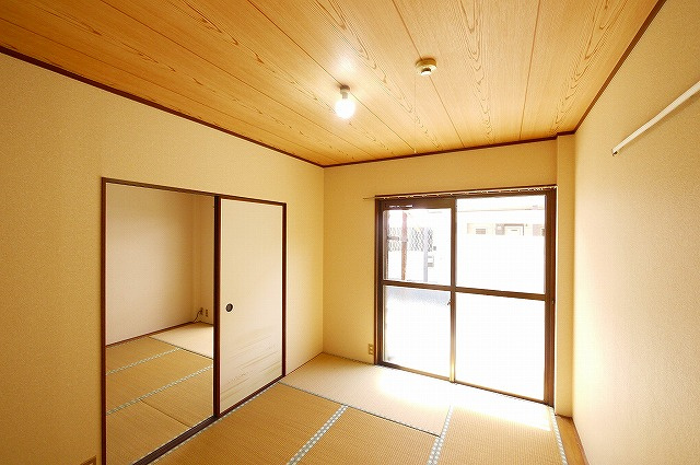 コスモハイツ東の寝室|柔らかい畳が心地よい和室