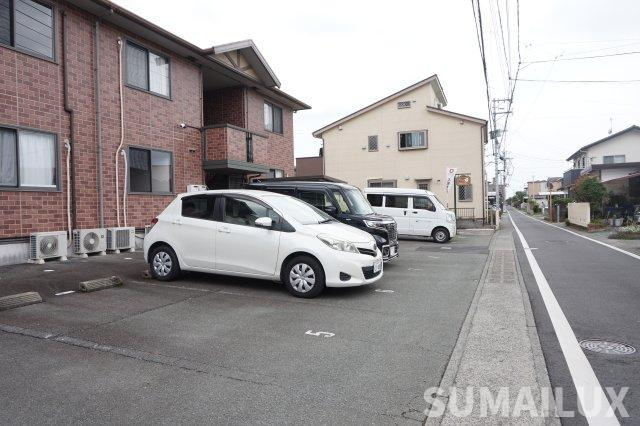 グリュック春の駐車場