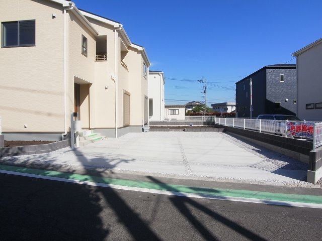 新築　渋川市中郷第11　Livele Garden.S　1号棟の駐車場|現地写真　駐車スペースは建物南西側に3台分可能です！					
