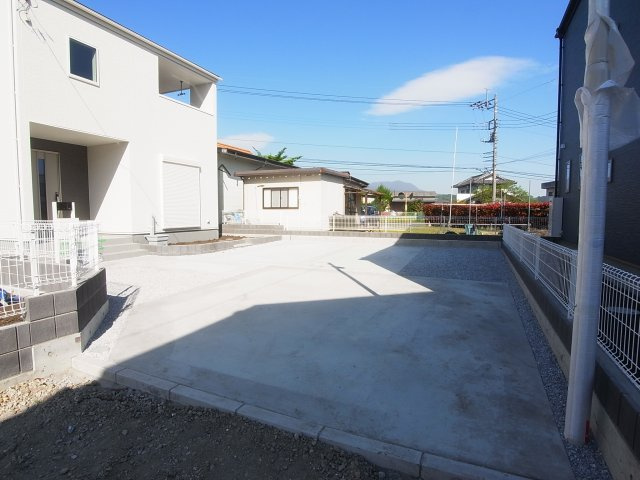 新築　渋川市中郷第11　Livele Garden.S　2号棟の駐車場|現地写真　駐車スペースは建物南側に4台以上可能です！					
