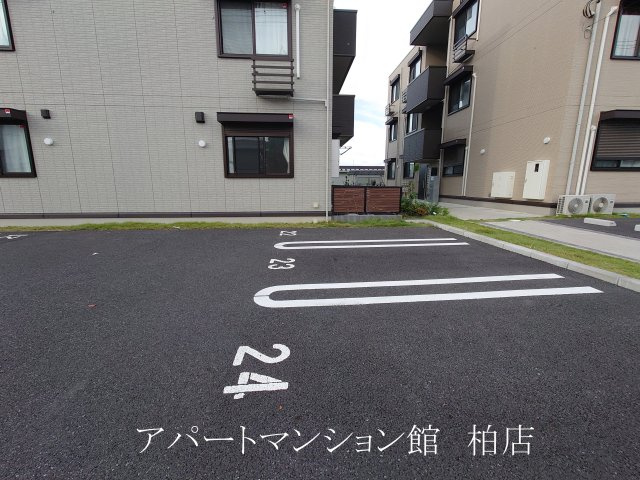 ハイピクチャーC棟の駐車場