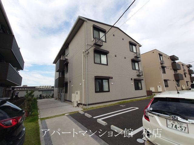 ハイピクチャーC棟の外観