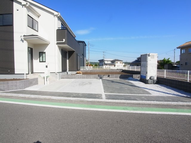 新築　渋川市中郷第11　Livele Garden.S　4号棟の駐車場|現地写真　 5ｍ幅員の道路に接道してますので、車の出入りラクラクです。						
