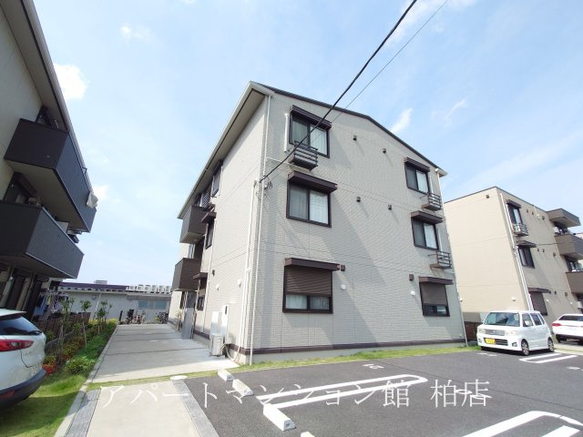 ハイピクチャーC棟の駐車場