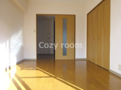 【居間・リビング】 | サンクリエイト江坂 | こちらのリビングで趣味の時間をお楽しみください