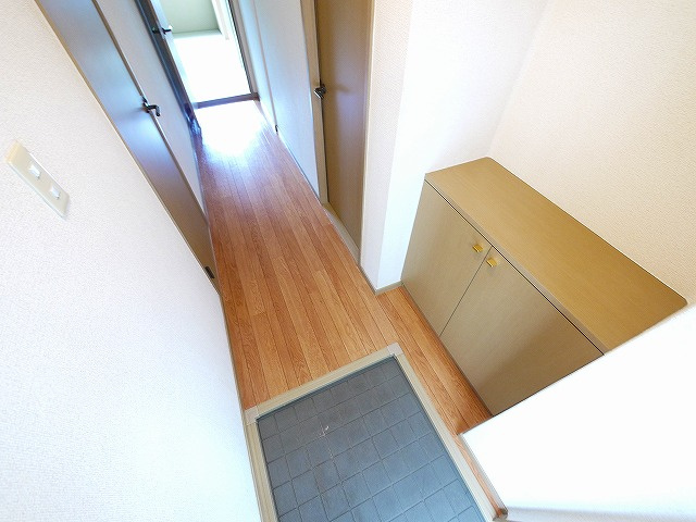 ビクトワールＢ棟の玄関|収納もある玄関です