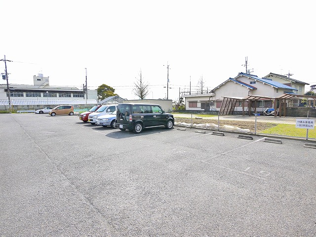 ラポール前栽の駐車場|車をお持ちの方に嬉しい駐車場付きの物件です