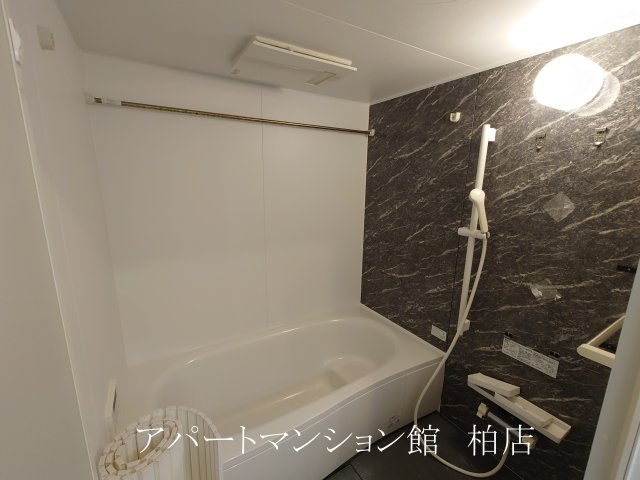 ハイピクチャーE棟の浴室