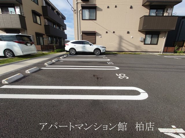 ハイピクチャーE棟の駐車場