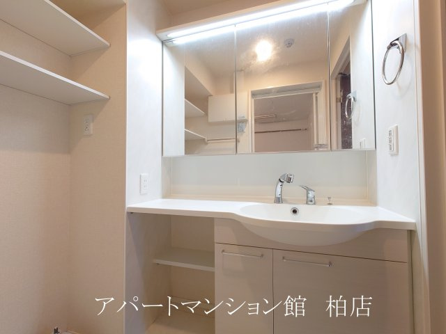 ハイピクチャーE棟の独立洗面台