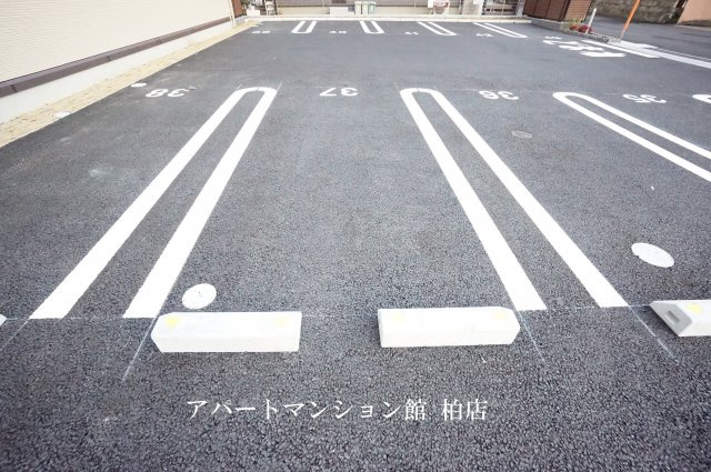 ハイピクチャーE棟の駐車場