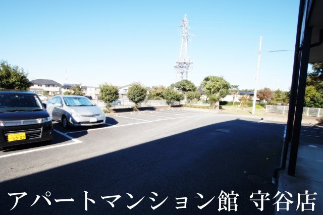 レオパレス沼崎の駐車場
