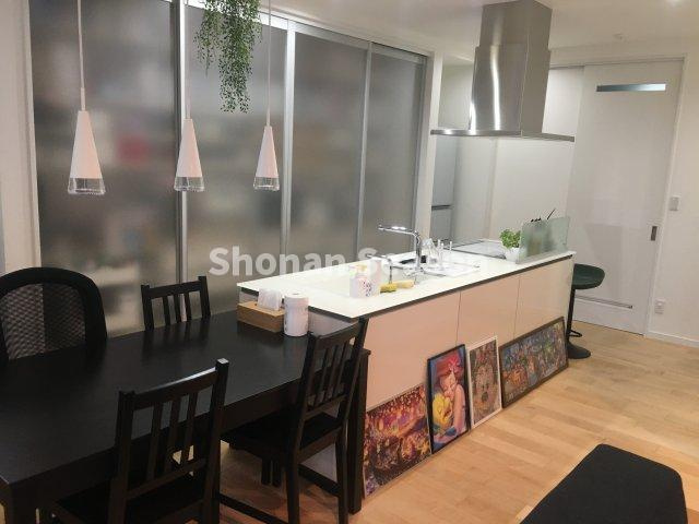 【キッチン】 | お料理をしながらご家族と会話が弾む開放的なアイランドキッチン◎　　
背部には、たっぷり収納のカップボードが完備！すっきりとした空間を確保することが出来ますね。