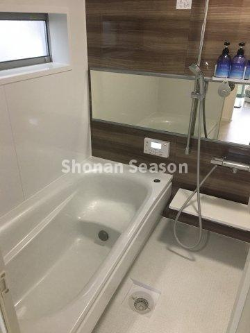 【浴室】 | 大変きれいにお使いの浴室です◎大人も足を伸ばせるユニットバス！
段差のあるバスタブは、小さなお子様がいるご家庭も安心◎半身浴も楽しめそうですね。　
