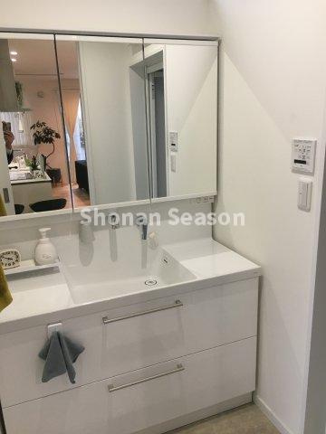 【独立洗面台】 | 身だしなみや髪の毛のセットのしやすい三面鏡♪鏡裏には収納もあります
　洗面台下には、洗剤ストックやタオルなど片付きすっきりとした水廻りを確保することができます♪