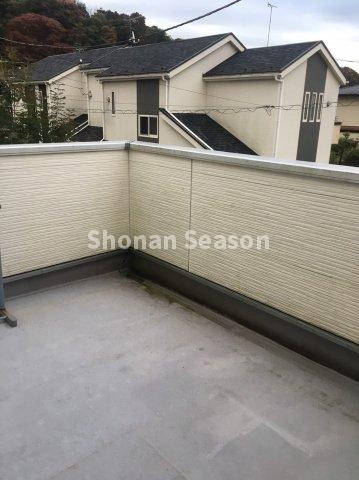 【バルコニー】 | 洗濯物やお布団もしっかり干せる南向きワイドバルコニーがございます。
一日の長い時間陽ざしが差し込み、陽当り良好◎プライベートも確保されています。