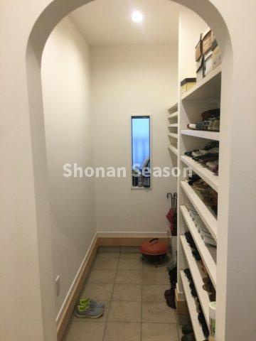 【玄関】 | ご家族の履き物もたくさん片付く、シューズクロークスぺースです■□　
置き場所に困り勝ちなベビーカーやお外遊びのおもちゃ置きなどにも♪