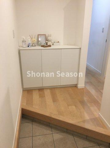 【玄関】 | お出迎えスペースとなる玄関はすっきりとした室内を保ちたいですね！　
そんなお悩みも解決する収納多数ご用意しております。棚には、写真や雑貨を飾ったりとアレンジが楽しめます♪