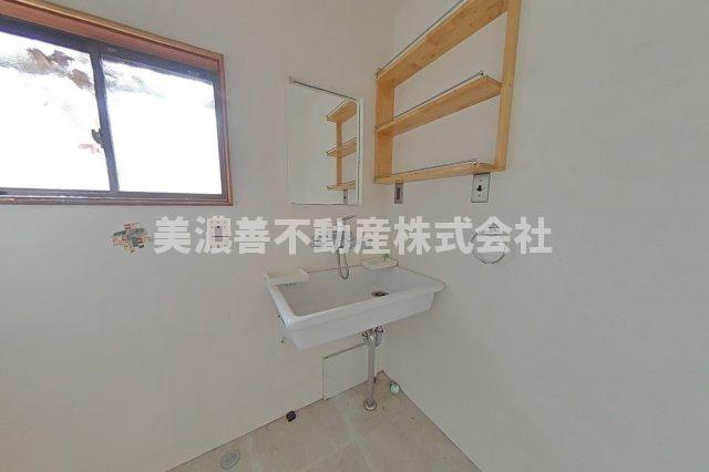５９７８１　岐阜市養老町中古戸建ての洗面所
