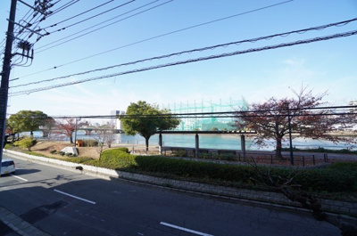 【展望】 | 東カングランドマンション広島（リノベ済） | 【四季を感じる】
四季の移ろい・爽やかな青空や風を感じられ
自然を愉しめるパノラマビュー。
毎日の暮らしに余裕を感じさせてくれる、
遮る物の無い開放的な眺望を是非、ご堪能ください。