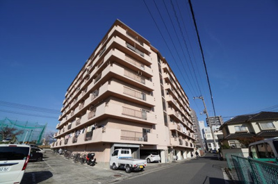 【外観】 | 東カングランドマンション広島（リノベ済） | 【資料には掲載していない情報】
物件の陽当りや通風・仕様設備やお部屋の大きさの比較、
近隣・周辺環境や街並みなど、資料には掲載していない情報が
現地にはたくさんあります。是非ご確認ください。