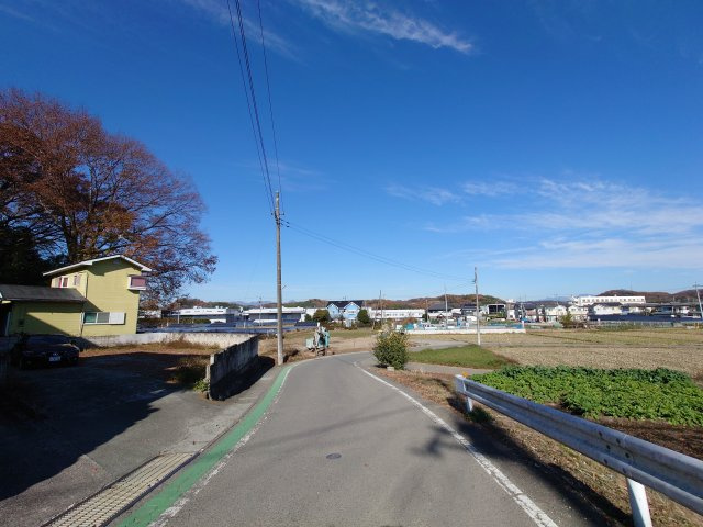高崎市吉井町塩川オーナーチェンジ戸建の前面道路含む現地写真
