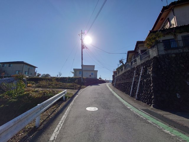 高崎市吉井町塩川オーナーチェンジ戸建の前面道路含む現地写真