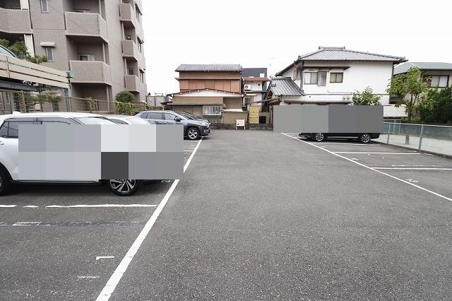 サワベマンションの駐車場|車をお持ちの方に嬉しい駐車場付きの物件です