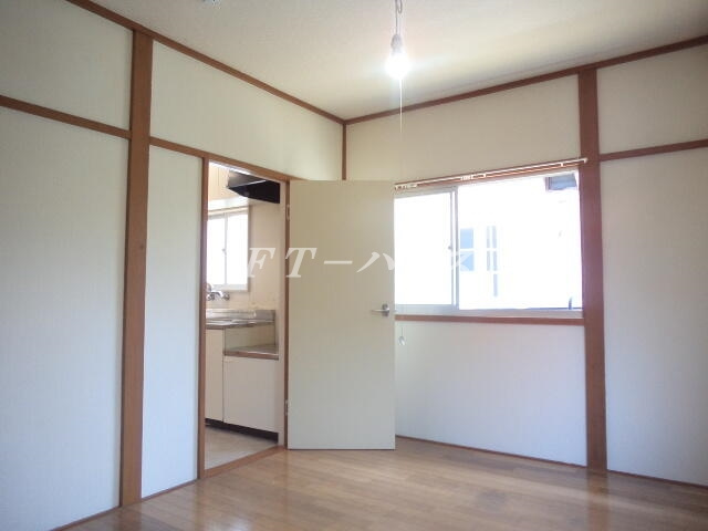 ホワイトルームの寝室