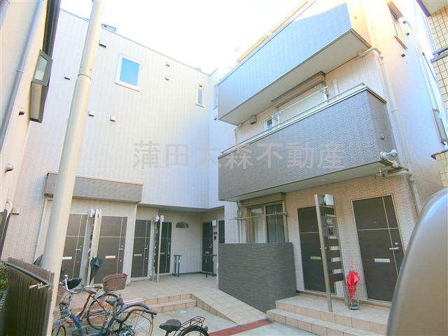 シャルールの外観|2014年8月築　軽量鉄骨造地上3階建て　総戸数7戸の人気賃貸アパート
東京都大田区大森中2丁目　京急本線大森町駅徒歩7分、梅屋敷駅徒歩8分