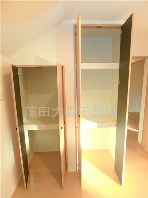 シャルールの設備|キッチン横の棚収納