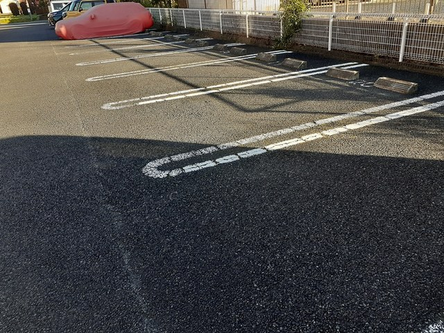 アヴニールⅢの駐車場