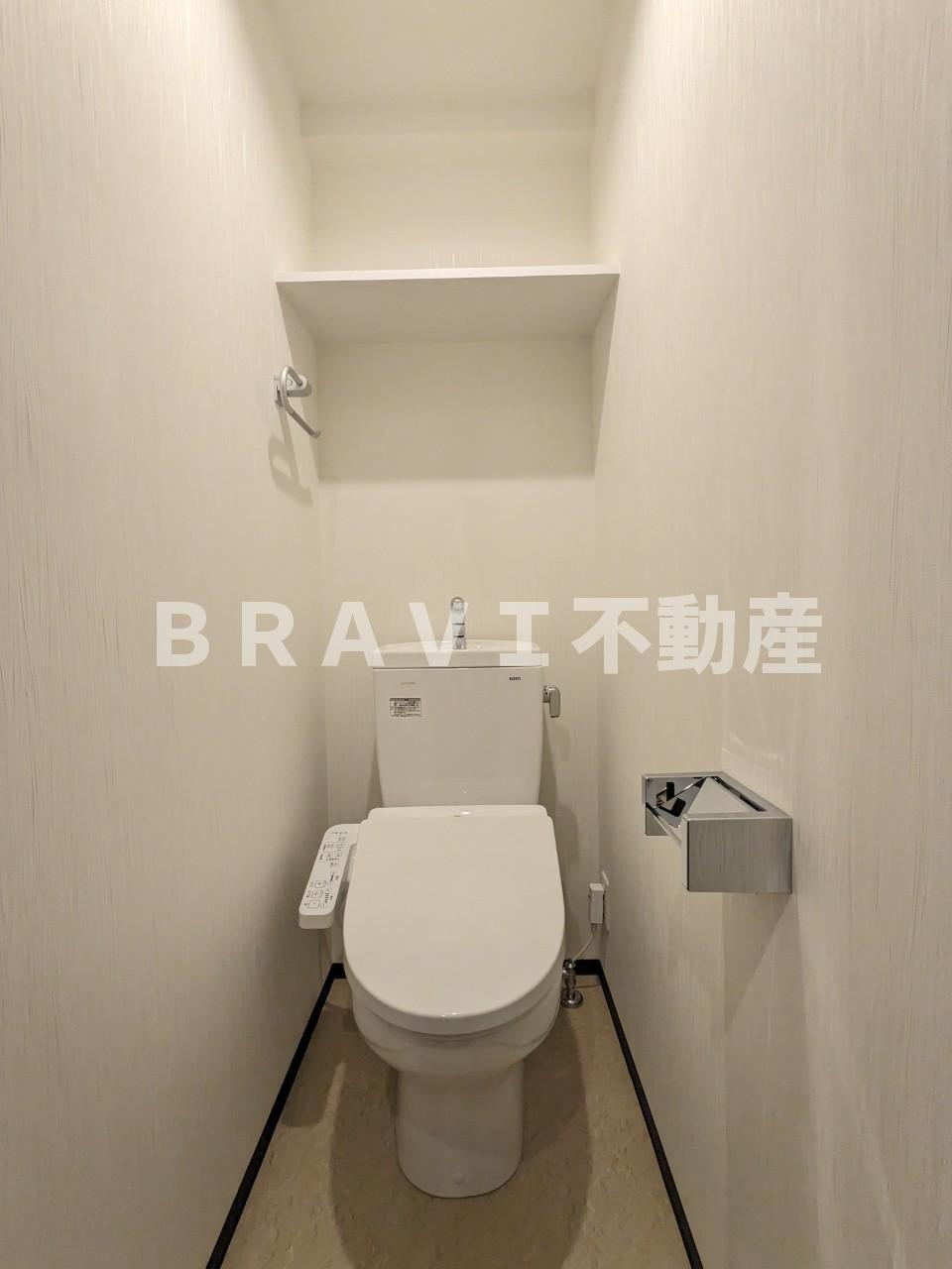 プレジオ鎗屋町 BRAVI不動産のトイレ|【プレジオ鎗屋町】棚のあるトイレ