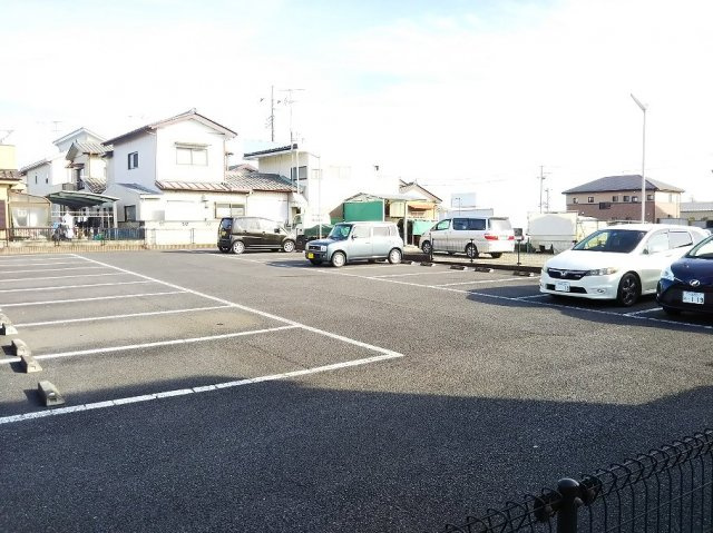 レオパレスあやめの駐車場