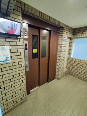 【その他共用部分】 | ナビール城東 | エレベーターにはモニタ付きで乗り合い時も安心です。