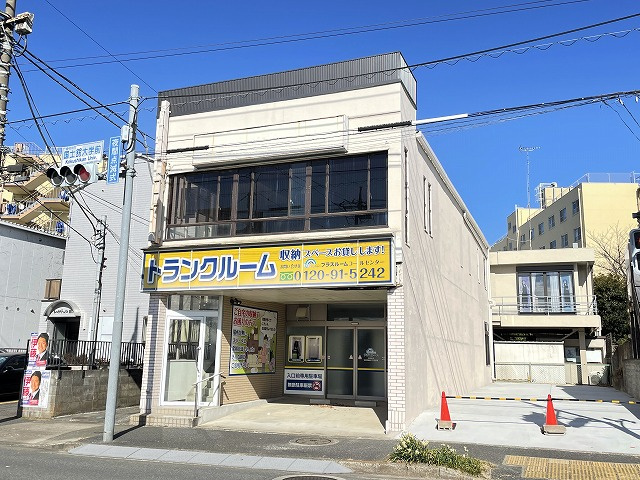 【外観】 | 鶴川5丁目貸店舗 | 国士舘大学町田キャンパス近くの道路沿いにある店舗物件です♪鶴川駅にアクセス可能なバス停まで徒歩2分♪