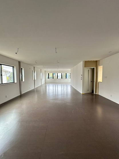 【内装】 | 鶴川5丁目貸店舗 | 南西向きで陽当たり良好♪現況での引き渡しになります！