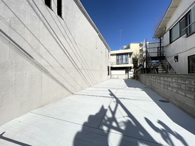 【駐車場】 | 鶴川5丁目貸店舗 | いつでも目の届く敷地内に駐車場があります♪