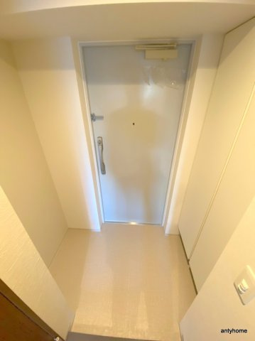 ライブガーデン江坂9　仲介手数料無料の玄関