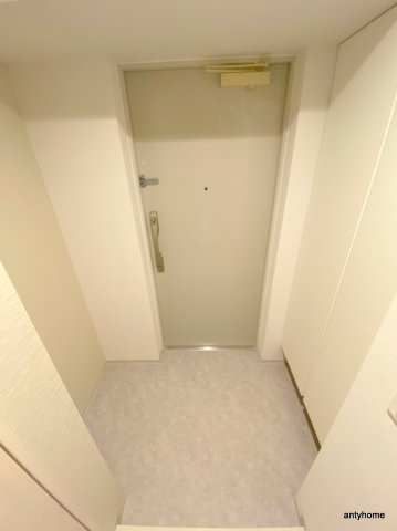ライブガーデン江坂9　仲介手数料無料の玄関