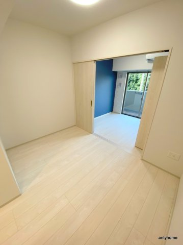 ライブガーデン江坂9　仲介手数料無料の洋室
