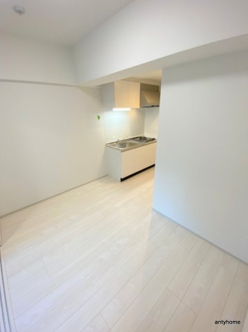 ライブガーデン江坂9　仲介手数料無料の洋室